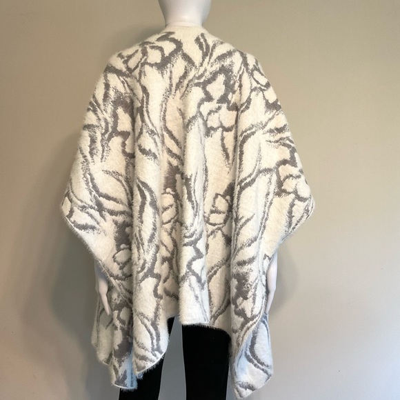 White House Black Market Sweater Ruana~Gray & White~One Size Fits Most~NWOT! - Picture 8 of 11